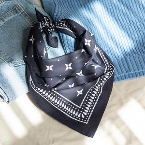 Bandana preta Midnight Star, lenço de cabeça de algodão, acessório de cabelo para atividades ao ar livre, bandana estilo gótico para motociclistas.