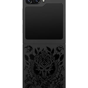 Puede incluir: Funda de tel&eacute;fono negra con un dise&ntilde;o en blanco y negro de un &aacute;rbol estilizado con una calavera en el centro. El dise&ntilde;o est&aacute; rodeado de hojas y p&aacute;jaros.