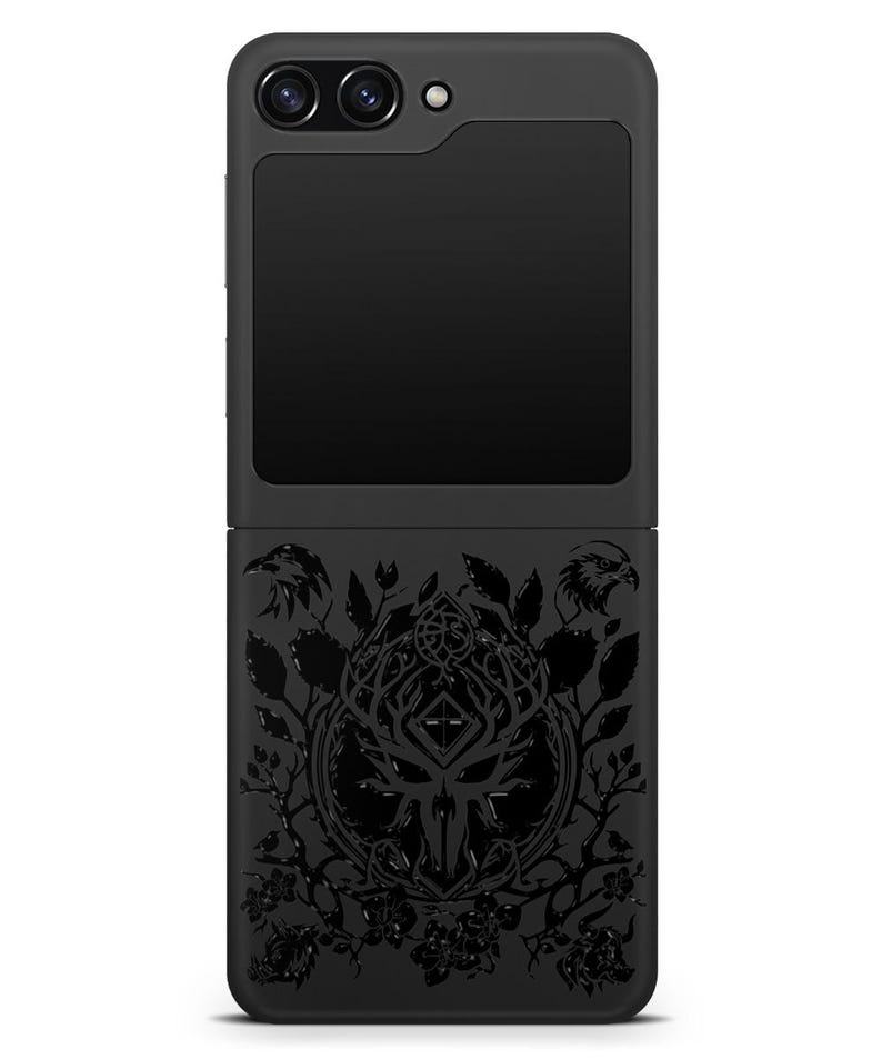 Puede incluir: Funda de tel&eacute;fono negra con un dise&ntilde;o en blanco y negro de un &aacute;rbol estilizado con una calavera en el centro. El dise&ntilde;o est&aacute; rodeado de hojas y p&aacute;jaros.
