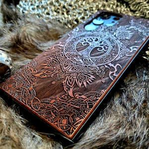 Midgard | Coque pour portable en bois gravé | Disponible pour iPhone, Galaxy S, Galaxy Z, Galaxy Note, Galaxy A, téléphones Pixel et plus encore !