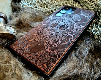 Midgard | Coque pour portable en bois gravé | Disponible pour iPhone, Galaxy S, Galaxy Z, Galaxy Note, Galaxy A, téléphones Pixel et plus encore !