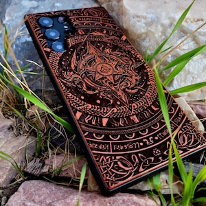 Arcane | Coque pour portable en bois gravé | Disponible pour iPhone, Galaxy S, Galaxy Z, Galaxy Note, Galaxy A, téléphones Pixel et plus encore !