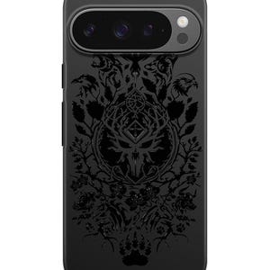 Puede incluir: Carcasa de tel&eacute;fono negra con un dise&ntilde;o detallado de una cabeza de ciervo con cuernos, rodeada de p&aacute;jaros, hojas y flores. El dise&ntilde;o es de color gris oscuro y tiene un aspecto texturizado.