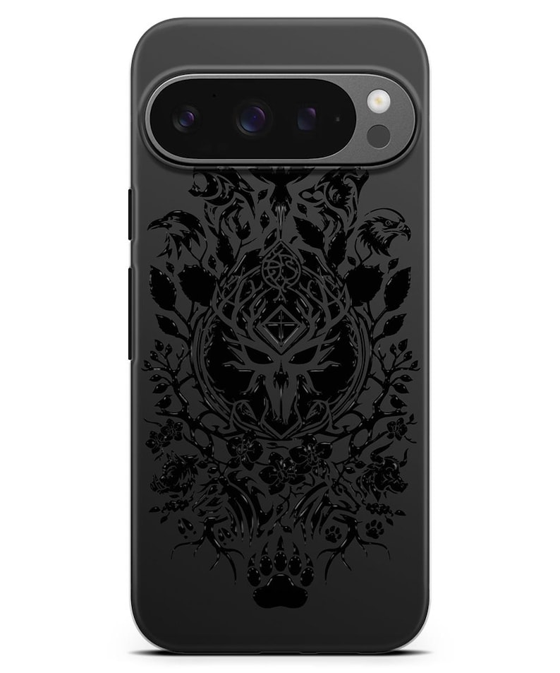 Puede incluir: Carcasa de tel&eacute;fono negra con un dise&ntilde;o detallado de una cabeza de ciervo con cuernos, rodeada de p&aacute;jaros, hojas y flores. El dise&ntilde;o es de color gris oscuro y tiene un aspecto texturizado.