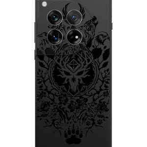 Puede incluir: Carcasa de tel&eacute;fono negra con un dise&ntilde;o detallado de una calavera de ciervo, un lobo y un cuervo. El dise&ntilde;o est&aacute; en blanco y negro y tiene un estilo tribal.