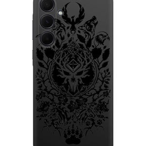 Puede incluir: Carcasa de tel&eacute;fono negra con un dise&ntilde;o detallado de un animal estilizado con alas, un p&aacute;jaro y un lobo. El dise&ntilde;o est&aacute; rodeado de elementos florales y una cruz.