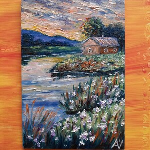 Peinture à l'huile originale de soirée d'été, oeuvre d'art signée de maison en bois de fleurs blanches de lac calme, mini cadeau 3D de coucher de soleil orange de ciel pourpre d'un ami