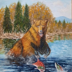 以下が含まれることがあります： 湖にいる茶色のクマを描いた油絵。2匹の赤いサケが水から飛び出しています。クマは魚に手を伸ばし、背景には森と山があります。空は青く、白い雲があります。