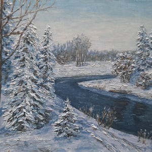 以下が含まれることがあります： 雪に覆われた冬の風景画。曲がりくねった川が森の中を流れています。木々は雪に覆われ、川は濃い青色をしています。