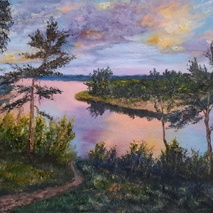 以下が含まれることがあります： ピンクと紫の空が映る川の風景画。川は曲がりくねっていて、両側に木が生えている。木は濃い緑色で、水は空の色を映し出している。