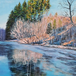 以下が含まれることがあります： 凍った湖と水面に映る木々を描いた冬の風景画。木々は葉を落とし、空は青い。湖は氷と雪で覆われている。