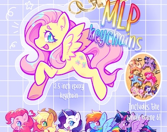Könnte beinhalten: Ein Set mit sechs 6,35 cm großen Epoxid-Schlüsselanhängern mit den My Little Pony-Charakteren: Pinkie Pie, Fluttershy, Rarity, Twilight Sparkle, Rainbow Dash und Applejack. Die Schlüsselanhänger sind transparent und zeigen die Charaktere in einem farbenfrohen Cartoon-Stil. Der Text "MLP keychains" ist in einer Regenbogen-Schriftart geschrieben.