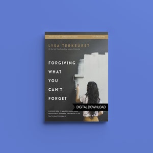 Könnte beinhalten: Buchcover für "Vergeben, was man nicht vergessen kann" von Lysa Terkeurst. Das Cover zeigt eine Frau, die mit einer Farbrolle eine Wand weiß streicht. Der Text "Digitaler Download" steht auf dem Cover.