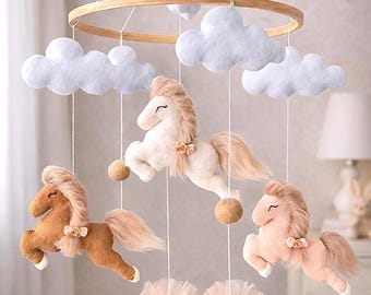 ベージュの馬柄ベビーモビール – ベビーベッドに吊るせるニュートラルカラー – スカンジナビアスタイルのベビー用品