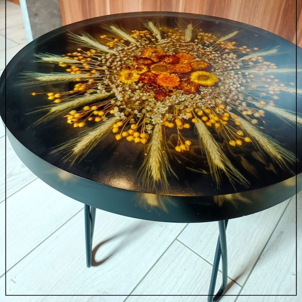 Round Artistic Resin Table - Black & Gold, Dried Flowers, Ideal for Living Room or Bedroom, Wonderful Gift Choice