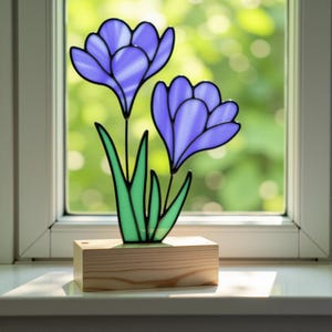 Vitrail à motif crocus – décoration en verre, panneau de fleurs, art du verre, vitrail fleur, design floral, créations artisanales, Svg, Png, Pdf, Jpg