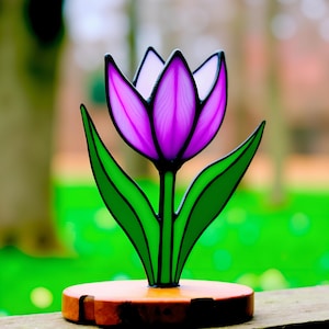 Vitrail à motif crocus – décoration en verre, panneau de fleurs, art du verre, vitrail fleur, design floral, créations artisanales, Svg, Png, Pdf, Jpg