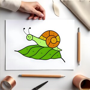 Puede incluir: Una hoja de actividad de colorear por n&uacute;meros con un caracol en una hoja. La concha del caracol est&aacute; dividida en secciones numeradas del 2 al 9. El cuerpo del caracol est&aacute; numerado 1 y 10. La hoja est&aacute; numerada del 11 al 15.