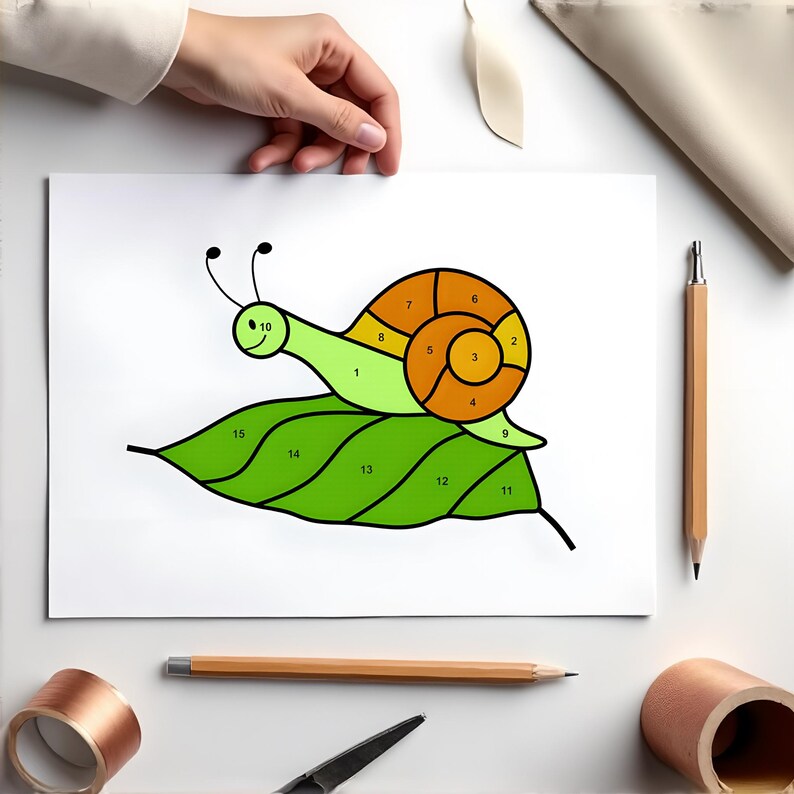 Puede incluir: Una hoja de actividad de colorear por n&uacute;meros con un caracol en una hoja. La concha del caracol est&aacute; dividida en secciones numeradas del 2 al 9. El cuerpo del caracol est&aacute; numerado 1 y 10. La hoja est&aacute; numerada del 11 al 15.