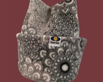 Gorro polar Snow Club: Mandala gris, doble capa para mayor calidez.