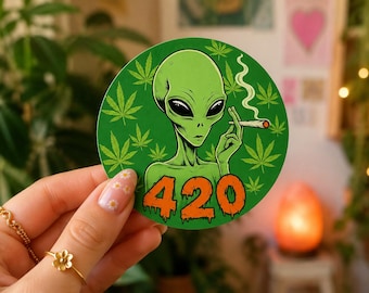 Pegatina Alien 420, pegatina divertida de marihuana, calcomanía de cannabis alienígena, regalo para fumadores, calcomanía para coche para amantes de la marihuana, pegatina para fumadores
