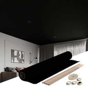 Op de afbeelding: Een zwarte plafondverfset met een rol zwarte verf, houten lijstwerk en installatiemateriaal. De set wordt getoond voor een zwart plafond in een kamer met witte muren en gordijnen.