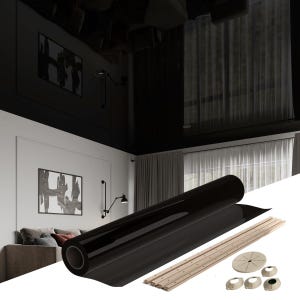 Può includere: Un rotolo di pellicola riflettente nera e pezzi di supporto in legno sono mostrati contro un interno moderno. La pellicola è srotolata, rivelando la sua superficie lucida. Sono inclusi listelli di legno ed elementi circolari.