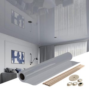 Könnte beinhalten: Eine Rolle graue Stretch-Deckenfolie mit Montagezubehör. Das Zubehör umfasst eine Metallleiste, eine runde Deckenleuchte und mehrere Kunststoff-Montagehalterungen.