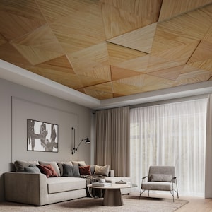 Puede incluir: Una sala de estar con un diseño moderno que presenta un techo de madera geométrico, un gran sofá seccional gris con almohadas, una mesa de café, un sillón gris y cortinas transparentes.