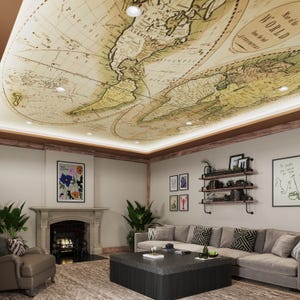 Könnte beinhalten: Ein Wohnzimmer mit einem großen Ecksofa, einem Couchtisch, einem Kamin und einer Weltkarte, die auf die Decke gedruckt ist. Der Raum ist mit Pflanzen, Kunstwerken und einem Regal mit Büchern und Dekoartikeln geschmückt.