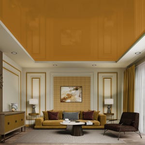 Könnte beinhalten: Ein Wohnzimmer mit einer senfgelben Decke, einem senfgelben Sofa, einem Couchtisch und einem braunen Sessel. Die Wände sind weiß mit goldenen Verzierungen.