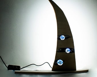 Lámpara de mesa LED con flores en relieve.