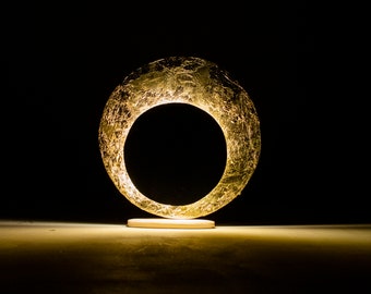 Lámpara de mesa MOON en madera y pan de oro.