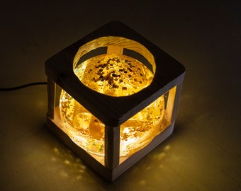 Semiesfera | Lámpara de mesa LED en madera y resina.