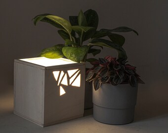 Arja- Lámpara de mesa de madera que produce oxígeno.