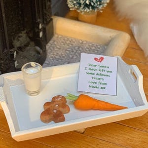 CASA DE BONECAS Bandeja de Véspera de Natal em escala 1:12, incluindo bandeja, carta para personalizar para o Papai Noel, cenoura para Rudolf e copo de leite