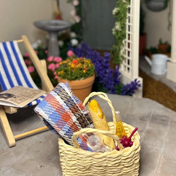 DOLLS HOUSE 1:12 Scale Picnic Basket - including Rug, French Stick, Grapes, Wine & 2 Glasses