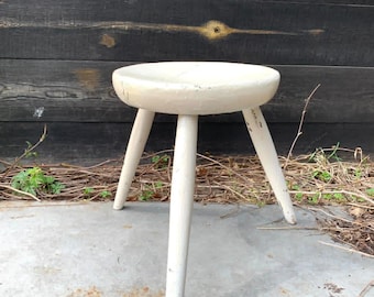 Antiek geschilderde Nederlandse melkkruk jaren 1900, massief houten zuivelkruk, witte driepootkruk 19e eeuw, boerderij, landelijk decor