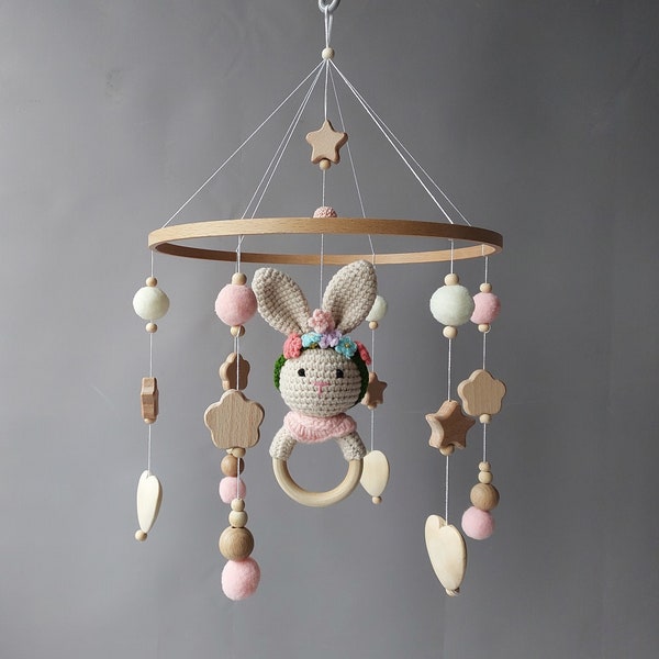 Mobile pour bébé fille avec hochet lapin au crochet, mobile musical pour chambre d'enfant, perles en bois, lapin, mobile, suspension, pompon, lapin, cadeau