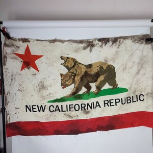 Die Flagge der Republik Kalifornien im postapokalyptischen Stil ist handbemalt und sieht schmutzig und robust aus. Fallout-Fan. Verschiedene Größen. NCR Bild 2