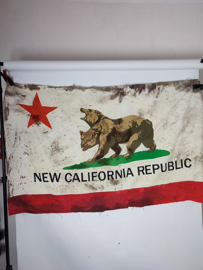 Die Flagge der Republik Kalifornien im postapokalyptischen Stil ist handbemalt und sieht schmutzig und robust aus. Fallout-Fan. Verschiedene Größen. NCR Bild 2