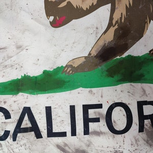 Die Flagge der Republik Kalifornien im postapokalyptischen Stil ist handbemalt und sieht schmutzig und robust aus. Fallout-Fan. Verschiedene Größen. NCR Bild 5
