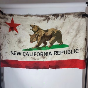 Die Flagge der Republik Kalifornien im postapokalyptischen Stil ist handbemalt und sieht schmutzig und robust aus. Fallout-Fan. Verschiedene Größen. NCR Bild 1