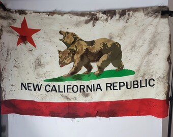 Bandera de la Nueva República de California estilo postapocalíptico pintada a mano para que luzca sucia y resistente. Fanático de Fallout. Diferentes tamaños. RNC