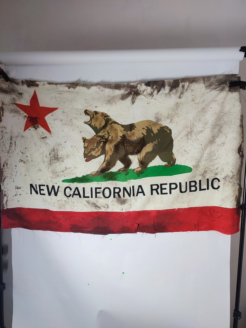 Die Flagge der Republik Kalifornien im postapokalyptischen Stil ist handbemalt und sieht schmutzig und robust aus. Fallout-Fan. Verschiedene Größen. NCR Bild 1