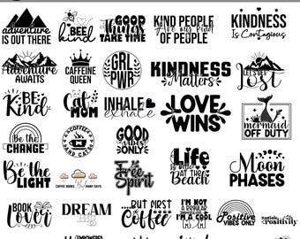 Puede incluir: Un paquete de diseño gráfico en blanco y negro de 50 citas motivacionales. Las citas se muestran en una variedad de fuentes y estilos. Algunas de las citas incluyen "La aventura está ahí fuera", "Sé amable", "Solo buenas vibraciones", "El amor gana", "Feminista AF" y "Solo respira".