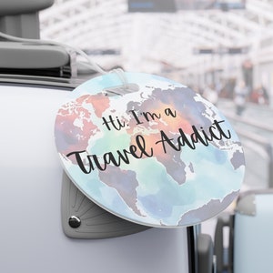 こんにちは、私は旅行中毒者です、荷物タグ、旅行の必需品、旅行中毒者への贈り物、バッグタグ、バックパックスーツケース、身分証明書、ブライダルパーティーギフト