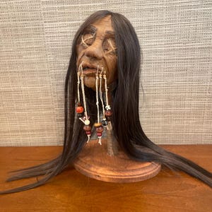 Tête réduite - Homme aux cheveux longs | Décoration de bar Tiki