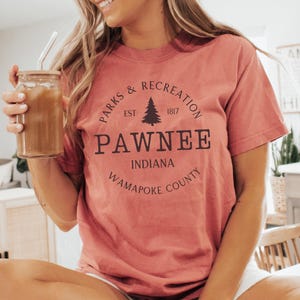 Camiseta Pawnee, camiseta de parques y recreación, camiseta, regalo para amantes de las actividades al aire libre, estilo vintage, camiseta de pueblo pequeño, camiseta de naturaleza, colores cómodos, camiseta de mujer