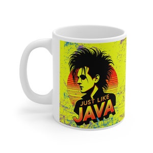 Pode incluir: Caneca de cerâmica branca com um gráfico amarelo, laranja e vermelho de uma pessoa com um moicano e o texto "JUST LIKE JAVA".